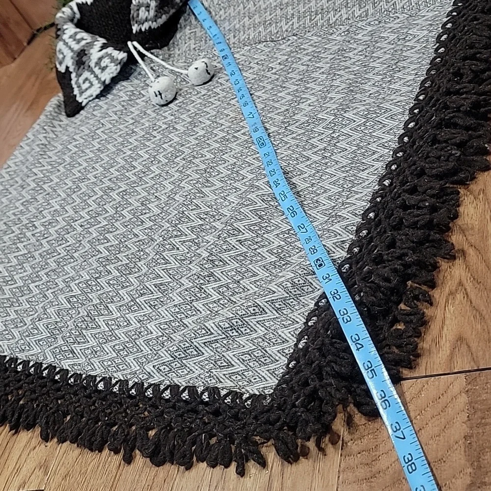 Loomed Wool & Cowhican Sweater Cape from South America - Picture 8 of 11